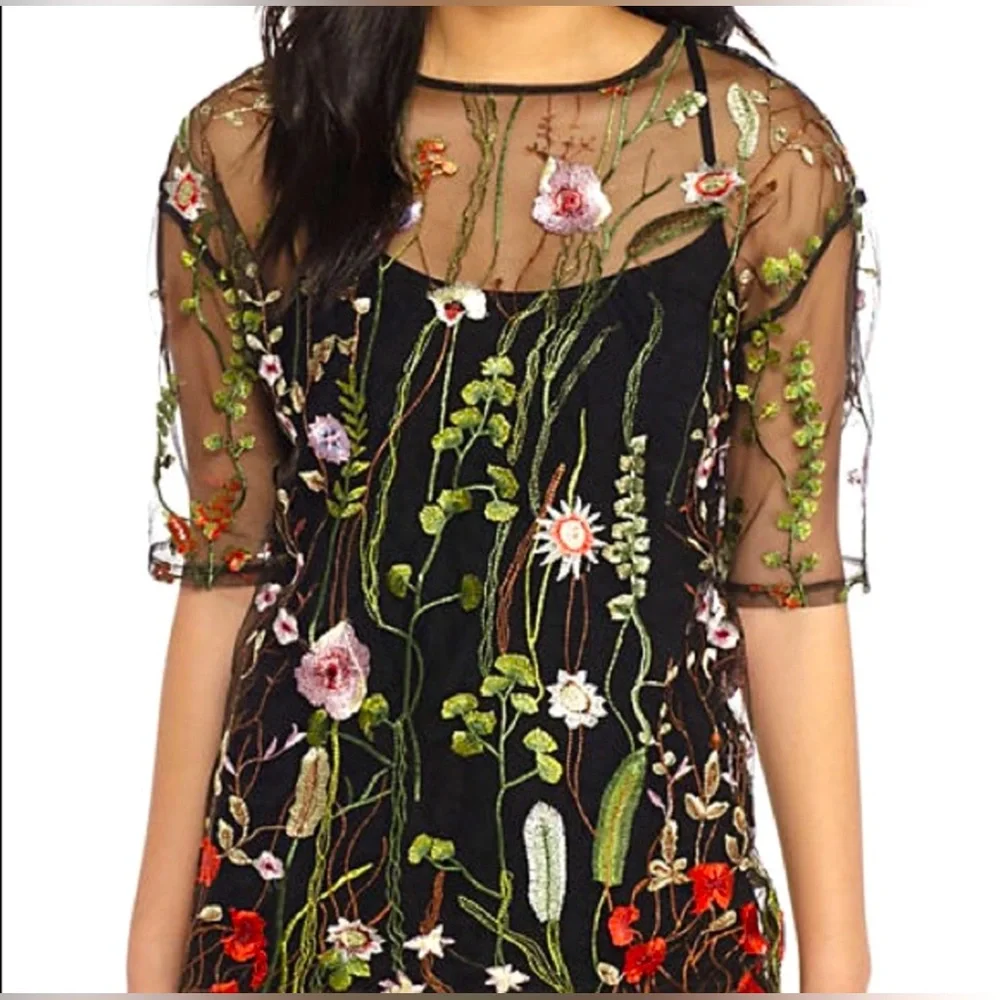Romeo & Juliet Couture Floral Embroidered Mesh Top NWT - Picture 1 of 12
